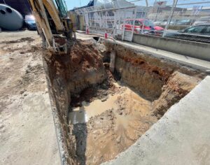 Instalación de un separador de hidrocarburos con un Dewatering con Sump